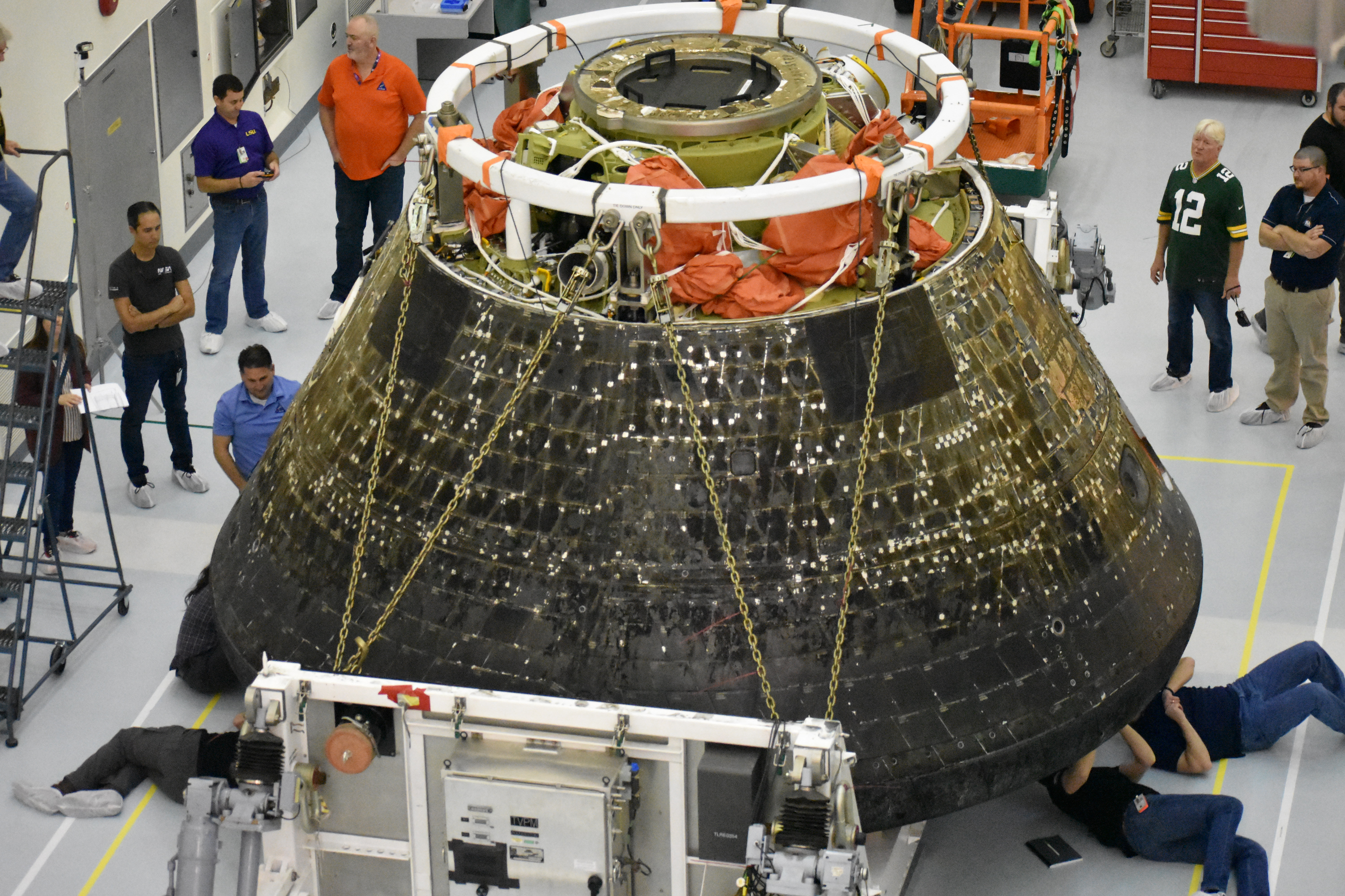 Teknisi memeriksa pelindung panas pesawat ruang angkasa Artemis 1 Orion di Kennedy Space Center NASA di Florida.  Gambar dirilis 6 Jan 2023.