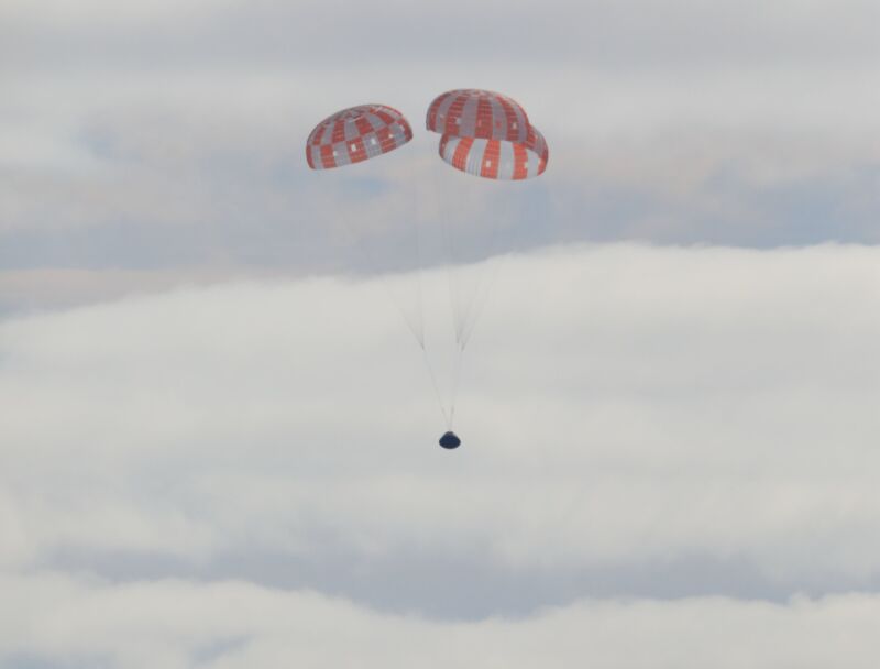 Pesawat ruang angkasa Orion NASA turun menuju Samudra Pasifik setelah misi yang sukses pada bulan Desember.