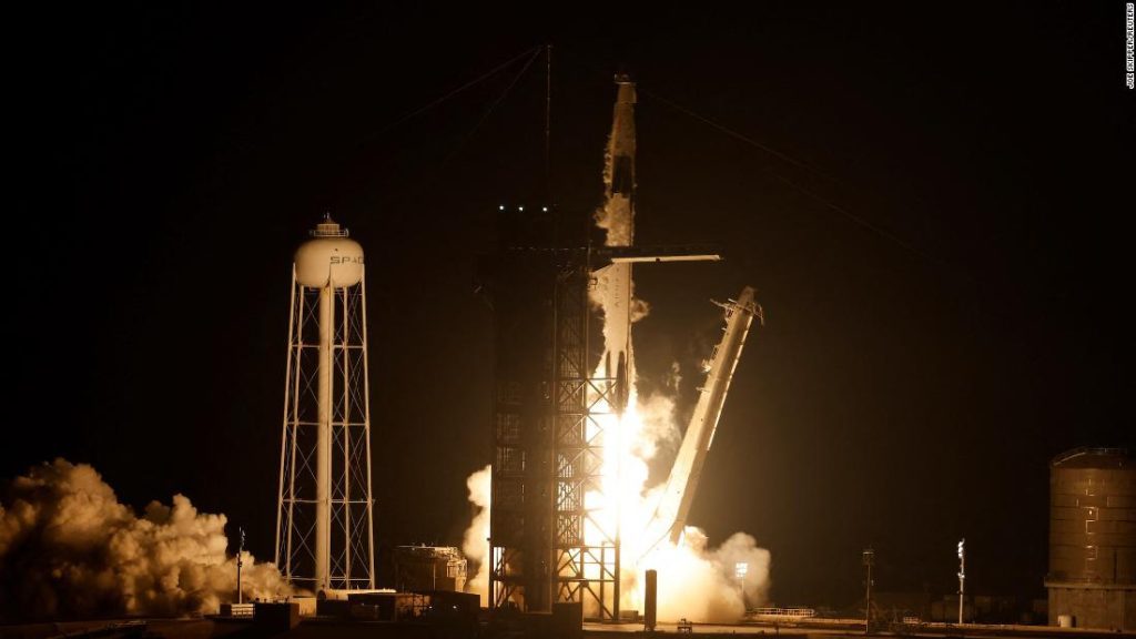 SpaceX meluncurkan awak astronot internasional dalam misi stasiun luar angkasa