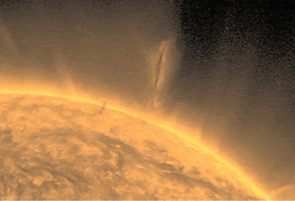 Pusaran air raksasa, terdiri dari plasma dan panas, ditemukan oleh Solar Dynamics Observatory (SDO) NASA pada hari Jumat sebelum menyebar keesokan harinya. 