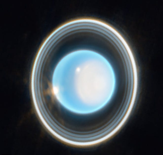 Teleskop Luar Angkasa James Webb baru-baru ini menangkap gambar Uranus, menunjukkan dengan sangat detail sistem cincin raksasa es, bulan-bulannya yang terang, dan atmosfernya yang dinamis.  Pengamatan, yang dilakukan pada 6 Februari 2023, mengikuti gambar menakjubkan serupa yang baru-baru ini saya ambil dari raksasa es tata surya lainnya, Neptunus.
