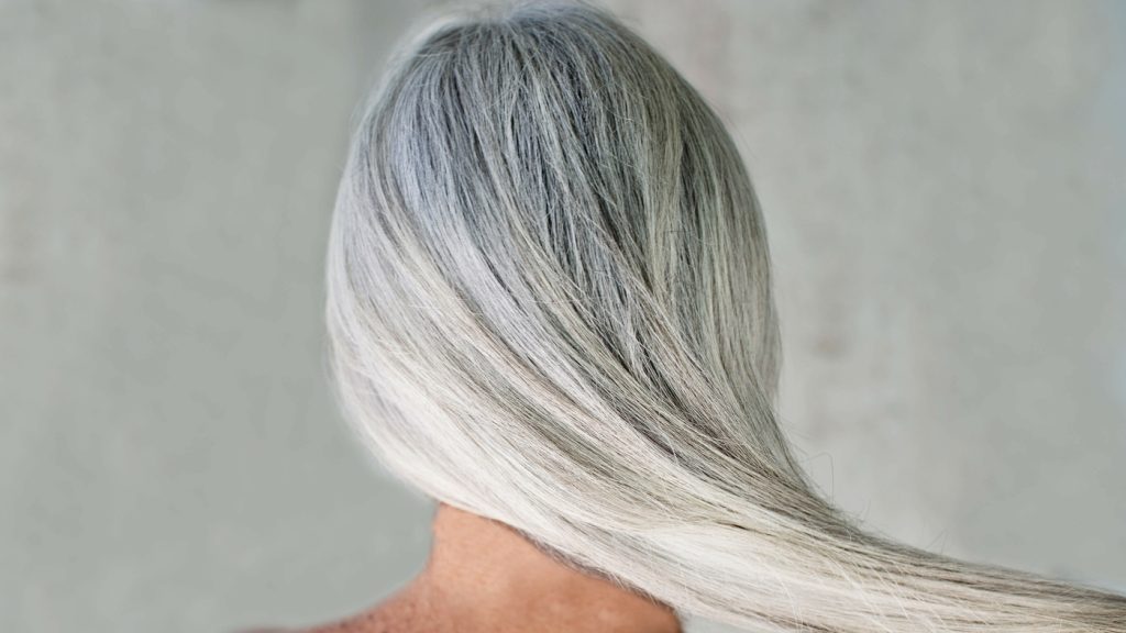 Mengapa rambut menjadi abu-abu?  Studi baru mengatakan sel induk 'terjebak' mungkin penyebabnya: NPR