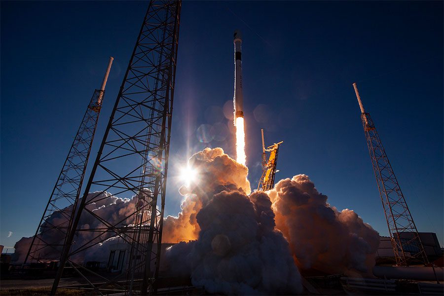 SpaceX Falcon 9 diluncurkan dari Launch Complex 40.
