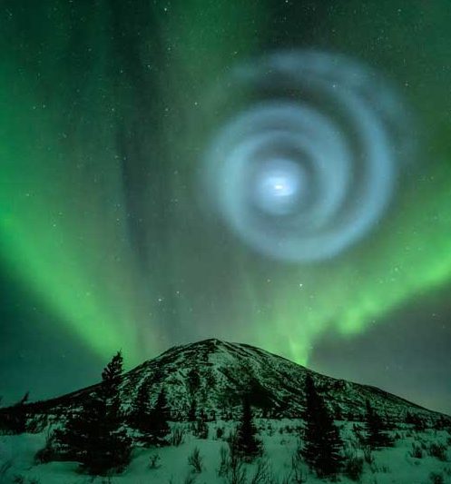 Fotografer Northern Lights menangkap gambar yang sangat tidak biasa di langit malam akhir pekan ini di Alaska.