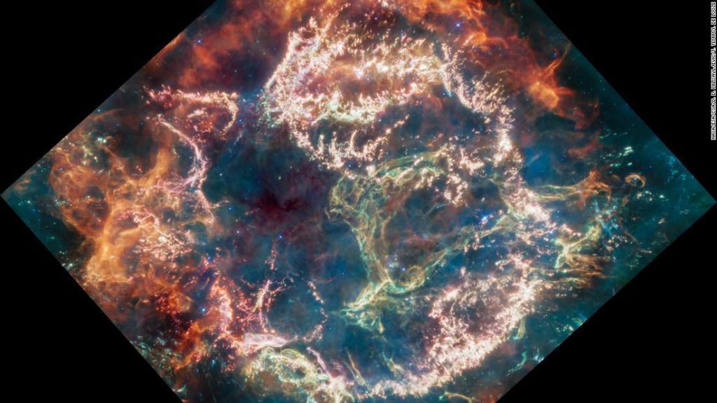 Teleskop Webb menangkap 'monster hijau' di dalam supernova muda