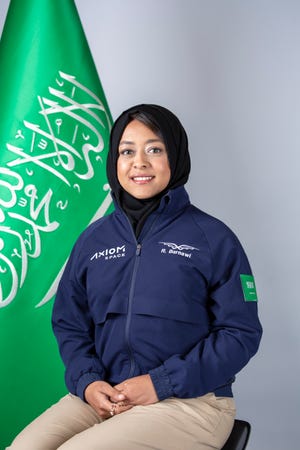 Rayana Barnawi adalah astronot wanita Saudi pertama.  Dia bekerja di laboratorium penelitian kanker dan akan terbang ke Stasiun Luar Angkasa Internasional untuk penerbangan astronot Axiom-2 pribadi yang diselenggarakan oleh Axiom Space, SpaceX, dan NASA.