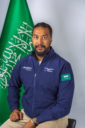 Ali Al-Qarni adalah Kapten dan Pilot Pesawat Tempur dengan pengalaman 12 tahun di Angkatan Udara Saudi, dan akan terbang ke Stasiun Luar Angkasa Internasional untuk Misi Astronot Khusus Axiom-2 yang diselenggarakan oleh Axiom Space, SpaceX, dan NASA.