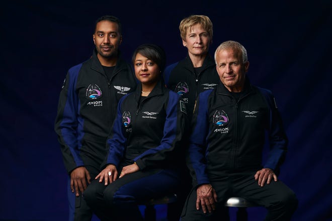 Mantan astronot NASA Peggy Whitson, komandan misi Axiom-2, dan Peserta Penerbangan Luar Angkasa Khusus John Shoffner, pilot Axiom-2, bergabung dengan spesialis misi Ali Al-Qarni dan Rayana Barnawi, warga Saudi kedua dan ketiga yang melakukan perjalanan ke luar angkasa dan yang pertama untuk mengunjungi stasiun.ruang internasional.