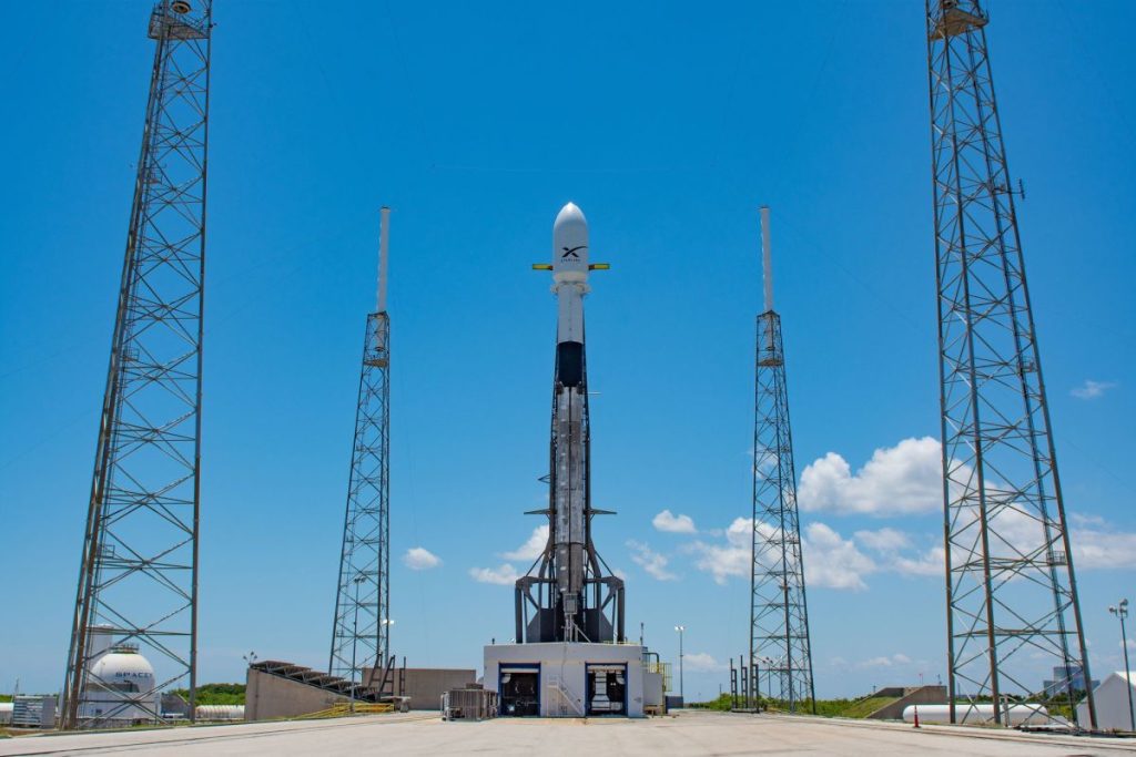 SpaceX meluncurkan 56 satelit Starlink baru ke orbit dan mendaratkan roket ke laut