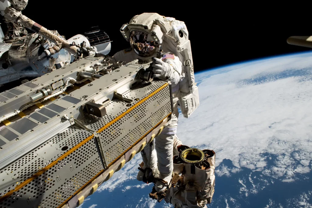 Para astronot selesai memasang panel surya yang dapat dilipat di spacewalk yang memecahkan rekor