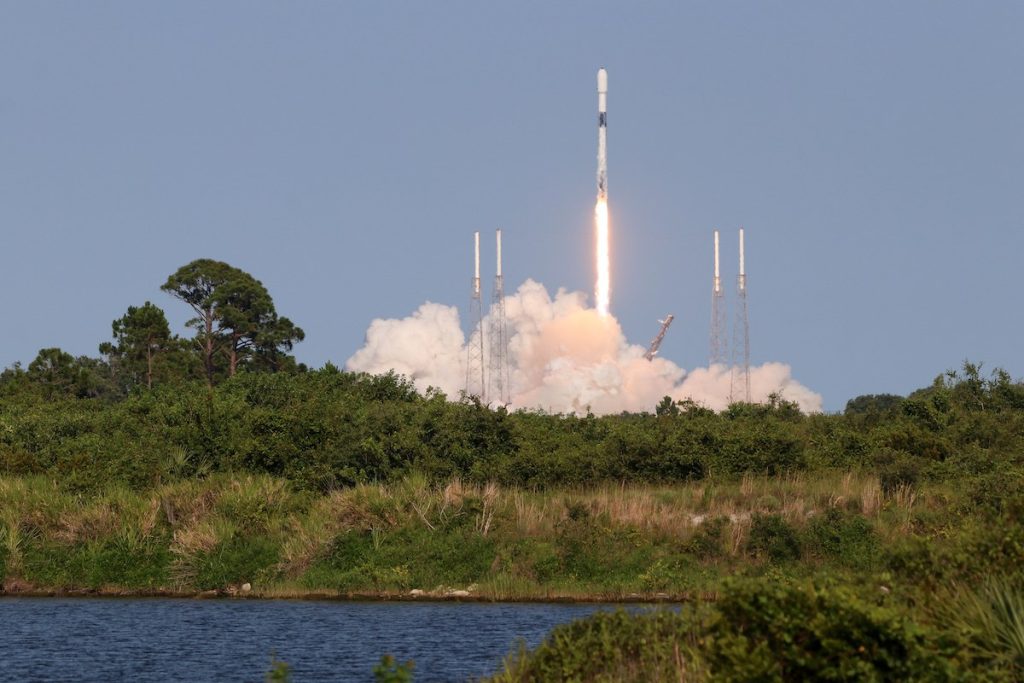 Satelit komunikasi Indonesia yang diluncurkan oleh roket SpaceX - Spaceflight Now