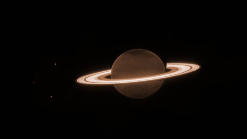 Bintang-bintang Saturnus terlihat dalam gambar inframerah-dekat yang diambil pada tanggal 25 Juni oleh James Webb Space Telescope.