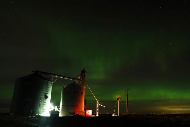 Aurora borealis, juga dikenal sebagai cahaya utara, terlihat di langit malam pada Minggu, 26 Februari 2023, di sebelah elevator biji-bijian dekat Washtukhena, Washington.