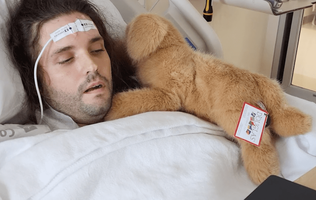 Michael terbaring di rumah sakit dengan boneka anjing