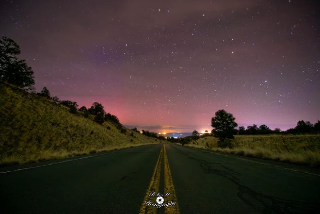 Cahaya utara terlihat di langit di atas Arizona pada 23 April 2023