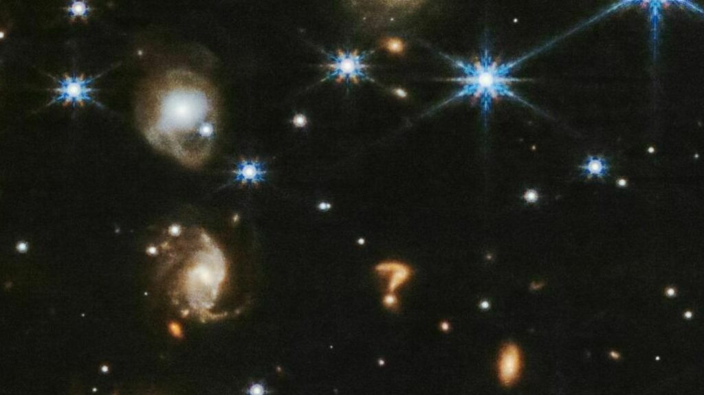 Gambar Teleskop James Webb ini menunjukkan struktur berbentuk tanda tanya di luar angkasa: NPR