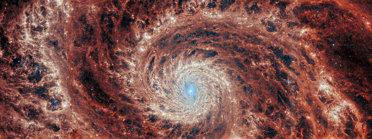 Lengan galaksi spiral desain besar M51 yang anggun dan berliku-liku terbentang di gambar ini