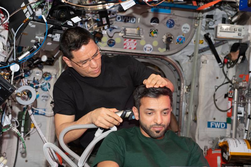 Astronot NASA Frank Rubio memotong rambut astronot Emirat Sultan Al Neyadi di Stasiun Luar Angkasa Internasional.  Foto: Pusat Antariksa Mohammed bin Rashid