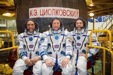 jsc2022e072270 - Di Kosmodrom Baikonur di Kazakhstan, astronot NASA Frank Rubio (kiri), kosmonot Roscosmos Sergey Prokopyev (tengah) dan kosmonot Roscosmos Dmitry Petlin (kanan) menyelesaikan persiapan pelatihan di depan pesawat ruang angkasa Soyuz MS-22 mereka saat mereka bersiap untuk peluncuran.  21 dalam misi enam bulan ke Stasiun Luar Angkasa Internasional.  Pesawat ruang angkasa Soyuz dinamai Konstantin Tsiolkovsky. 