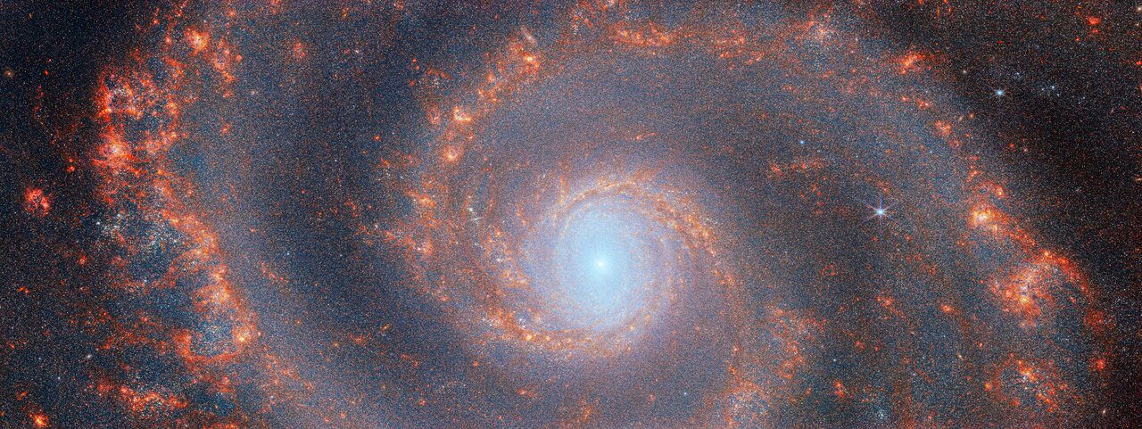 Lengan galaksi spiral desain besar M51 yang anggun dan berliku-liku terbentang di gambar ini