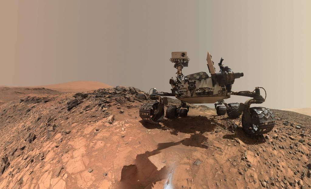 Foto file NASA yang dirilis pada 7 Juni 2018 ini menunjukkan selfie sudut rendah dari penjelajah Curiosity Mars milik NASA di lokasi kedatangannya untuk mengebor sasaran batu yang disebut "Kulit Gazelle Kulit Gazelle" Di bagian bawah Gunung Sharp.