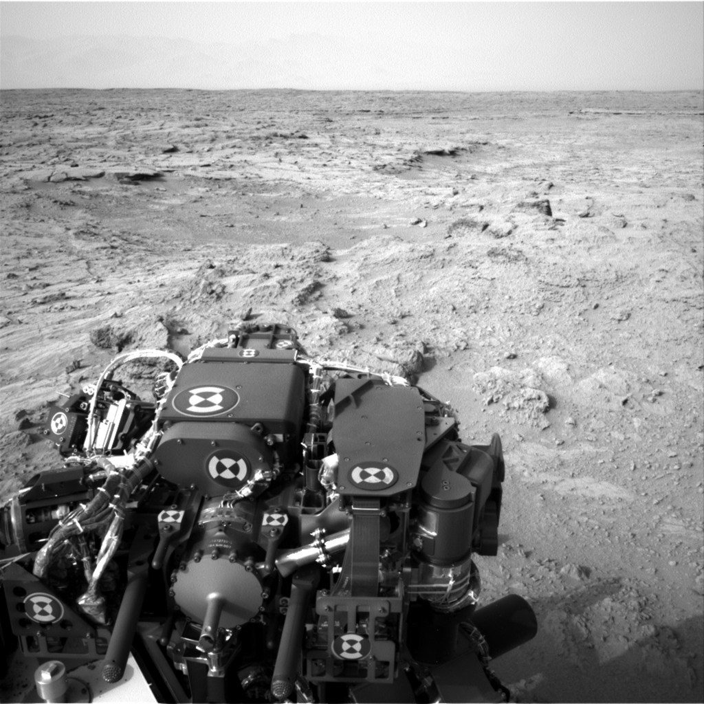 Penjelajah Curiosity Mars milik NASA menggunakan kamera navigasi hitam-putihnya untuk mengambil gambar panorama dua kali sehari pada 8 April 2023.