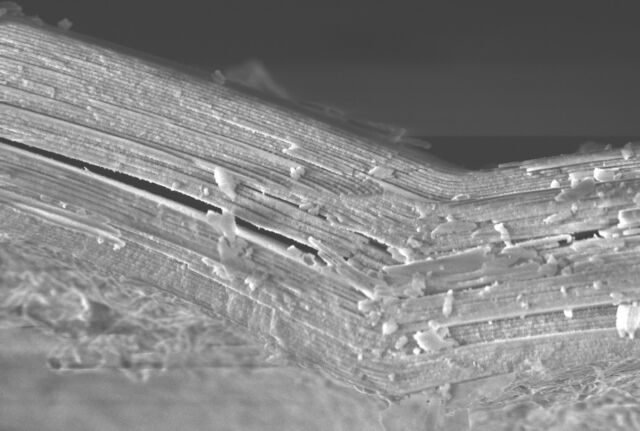 Lapisan silika yang sangat teratur dan setebal nanometer membentuk patina mineral pada sepotong kaca Romawi.