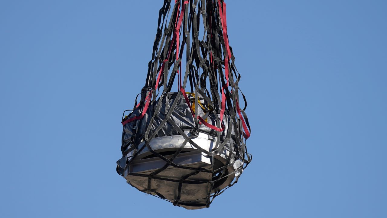 Sebuah helikopter mengantarkan kapsul luar angkasa yang membawa sampel asteroid pertama NASA pada Minggu, 24 September 2023, ke ruang bersih sementara di Dugway Proving Ground, di Utah.  Pesawat ruang angkasa Osiris-Rex meluncurkan kapsul tersebut setelah perjalanan tujuh tahun menuju asteroid Bennu dan sebaliknya.