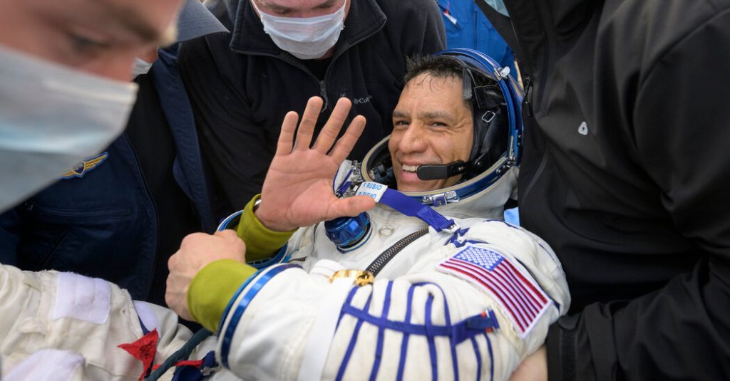 Astronot NASA Frank Rubio kembali dari penerbangan luar angkasa yang memecahkan rekor