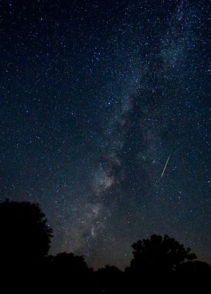 Dalam file foto yang diambil pada 12 Agustus ini, sebuah meteor tertangkap sebagai garis buram dalam paparan Bima Sakti selama delapan detik di atas Abilene State Park, Texas.