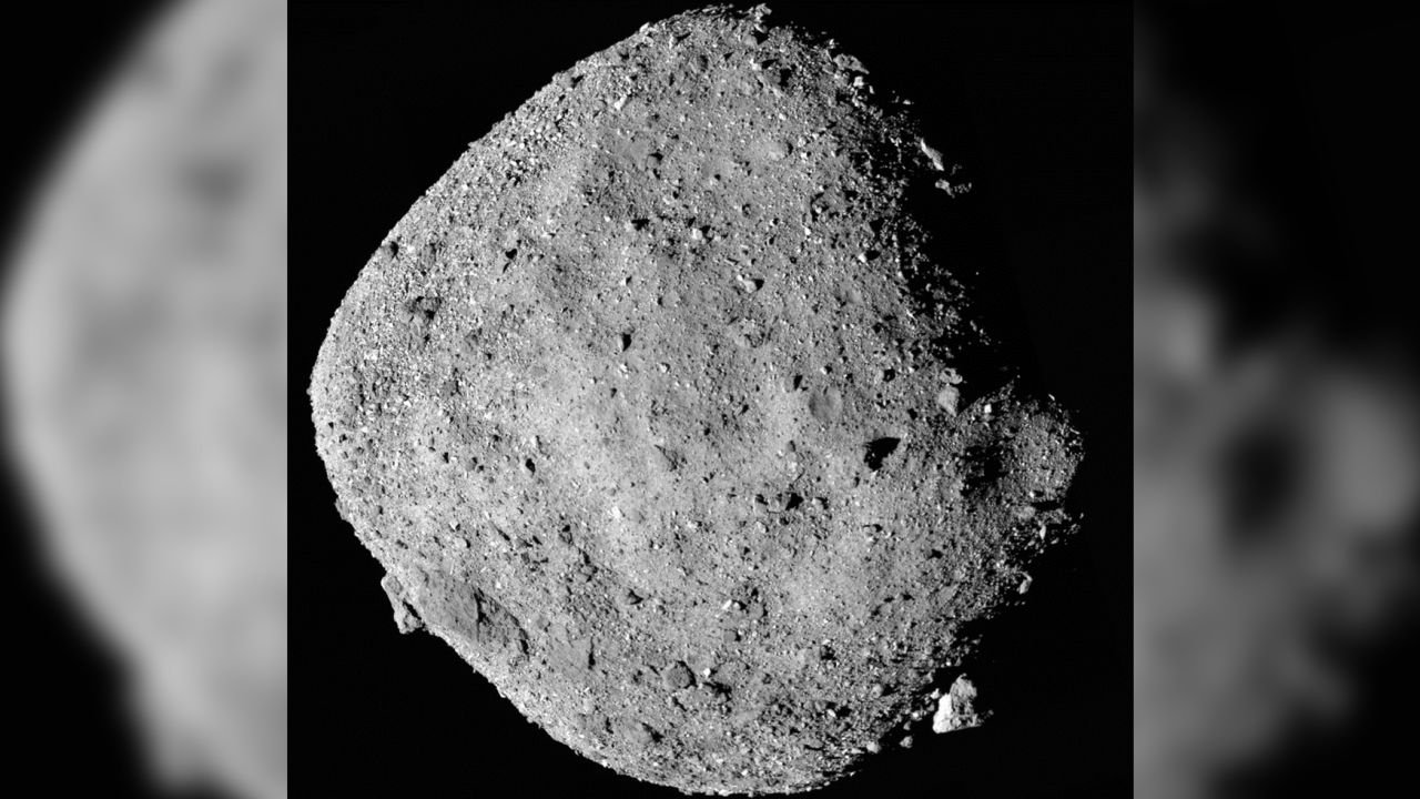 Gambar mosaik asteroid Bennu ini terdiri dari 12 gambar PolyCam yang dikumpulkan pada tanggal 2 Desember oleh pesawat ruang angkasa OSIRIS-REx dari jarak 15 mil (24 km).