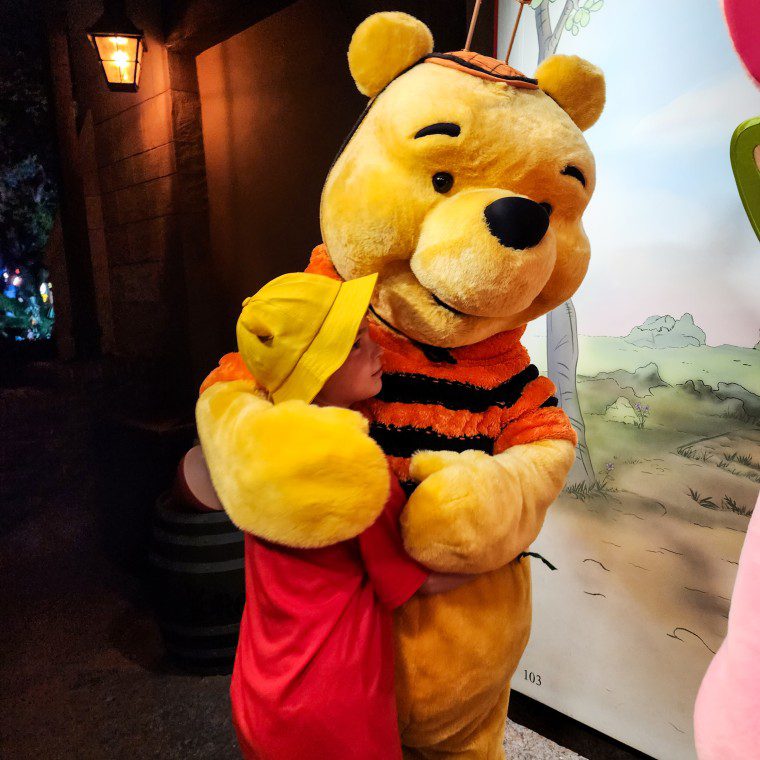 Drew Patchin memeluk Winnie the Pooh di Disney World.