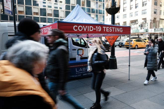 Tenda pengujian COVID-19 terletak di sepanjang jalan Manhattan pada tanggal 09 Maret 2023 di New York City.
