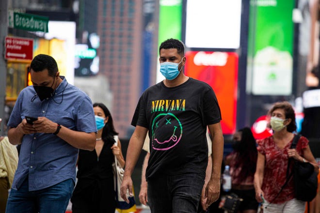 Seorang pria mengenakan masker di tengah kota Manhattan di New York pada 29 Juli 2021.