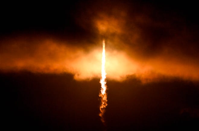 Roket SpaceX Falcon 9 menghilang ke awan tak lama setelah lepas landas pada hari Jumat dari Stasiun Angkatan Luar Angkasa Cape Canaveral.