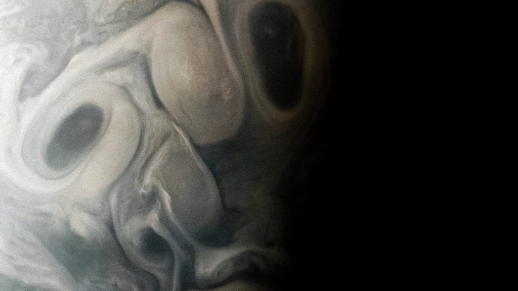 Tepat pada waktunya untuk Halloween!  Wahana Juno NASA mendeteksi 'wajah' menakutkan di Jupiter