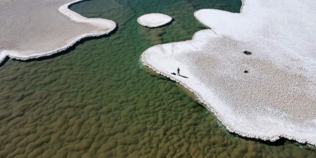 Dunia menakjubkan yang hilang berupa danau jernih yang ditemukan di gurun