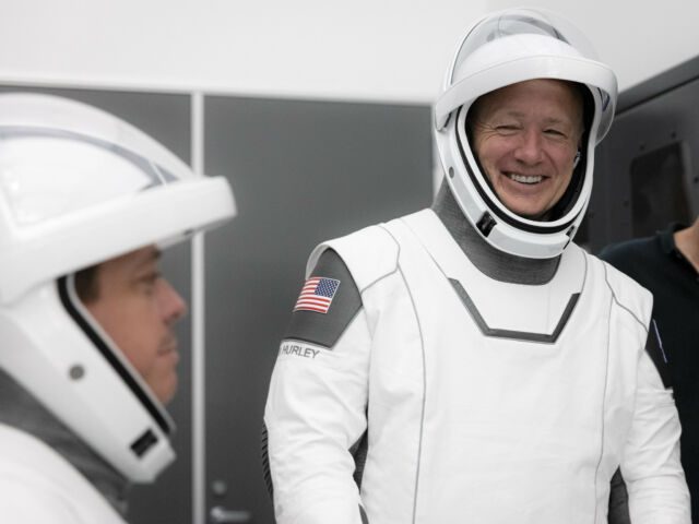 Doug Hurley, kanan, memimpin pesawat ruang angkasa Crew Dragon pada misi Demo-2 pada tahun 2020.