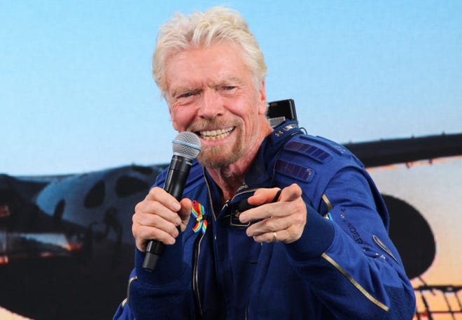Pendiri Virgin Galactic Richard Branson menjawab pertanyaan siswa selama konferensi pers pada tahun 2021 di Spaceport America dekat Truth or Consequences, New Mexico