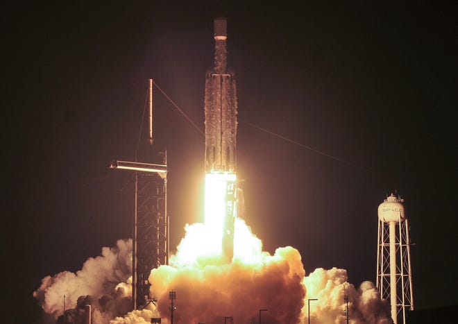 Roket SpaceX Falcon Heavy lepas landas pada 28 Desember 2023, dari Kennedy Space Center di Florida.