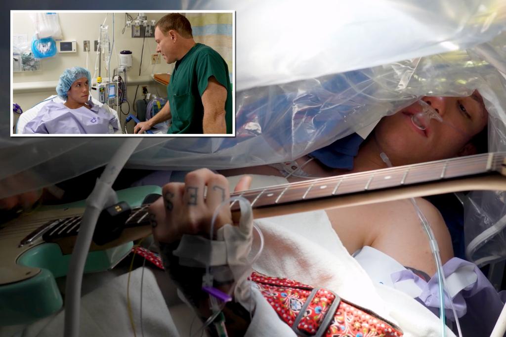 Seorang pasien kanker bermain gitar sementara dokter mengangkat tumor otaknya