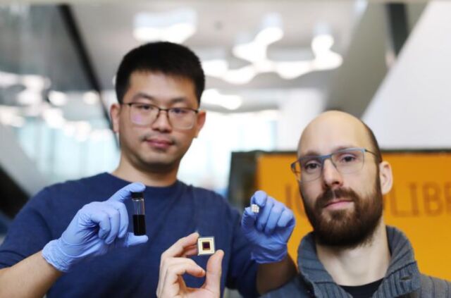 Yongjie Wang (BIST) dan Julian Schreyer (QURV) memegang solusi sampel titik kuantum, fotodetektor SWIR, dan sensor gambar.