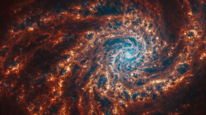 Galaksi spiral yang lengannya memanjang lebih jauh ke kanan daripada ke kiri, sehingga tampak miring