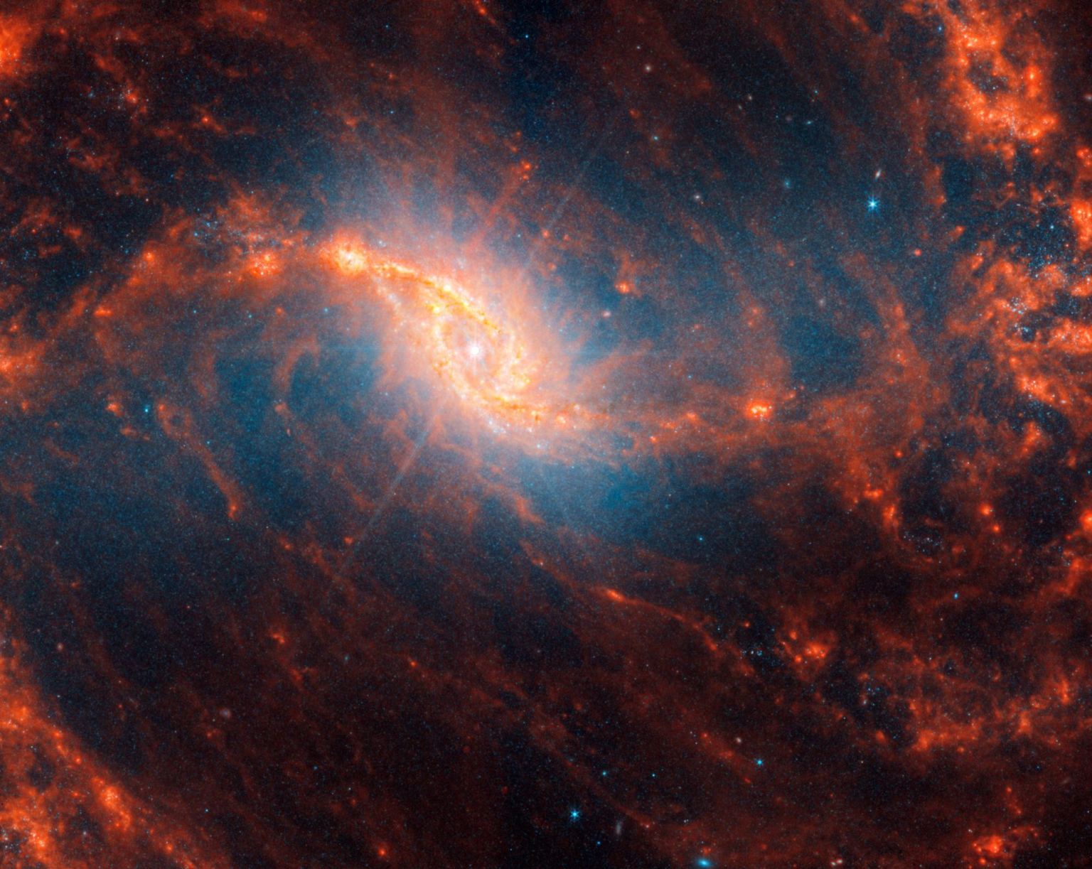 Detail pusat galaksi spiral dengan suar lensa seperti paku di tengahnya