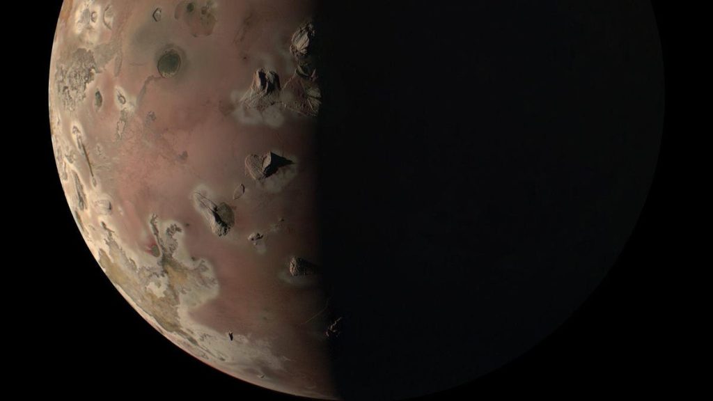 Lihat gambar close-up baru dari bulan vulkanik Jupiter, Io