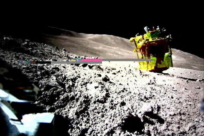 Lunar Exploration Intelligent Lander, ditunjukkan dalam foto yang diambil oleh Lunar Excursion Vehicle 2, mendarat terbalik di Bulan.  