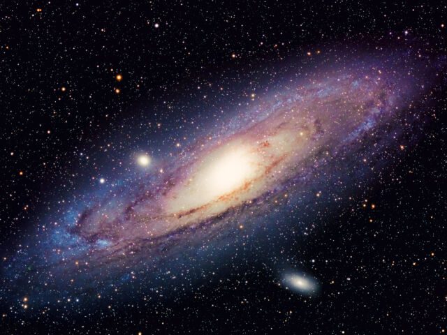 Galaksi kita, Bima Sakti, diperkirakan menyerupai Galaksi Andromeda (seperti yang terlihat di sini) jika Anda melihatnya dari kejauhan.  Namun karena kita berada di dalam galaksi, yang bisa kita lihat hanyalah tepi bidang galaksi.