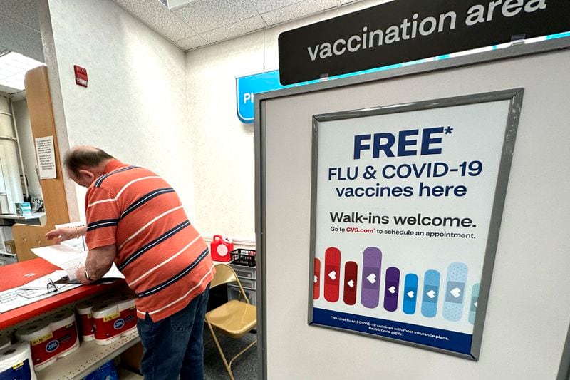 Dalam foto file ini, tanda vaksin flu dan COVID dipajang di toko farmasi di Palatine, Illinois, pada September 2023. (AP Photo/Nam Y. Huh, File)