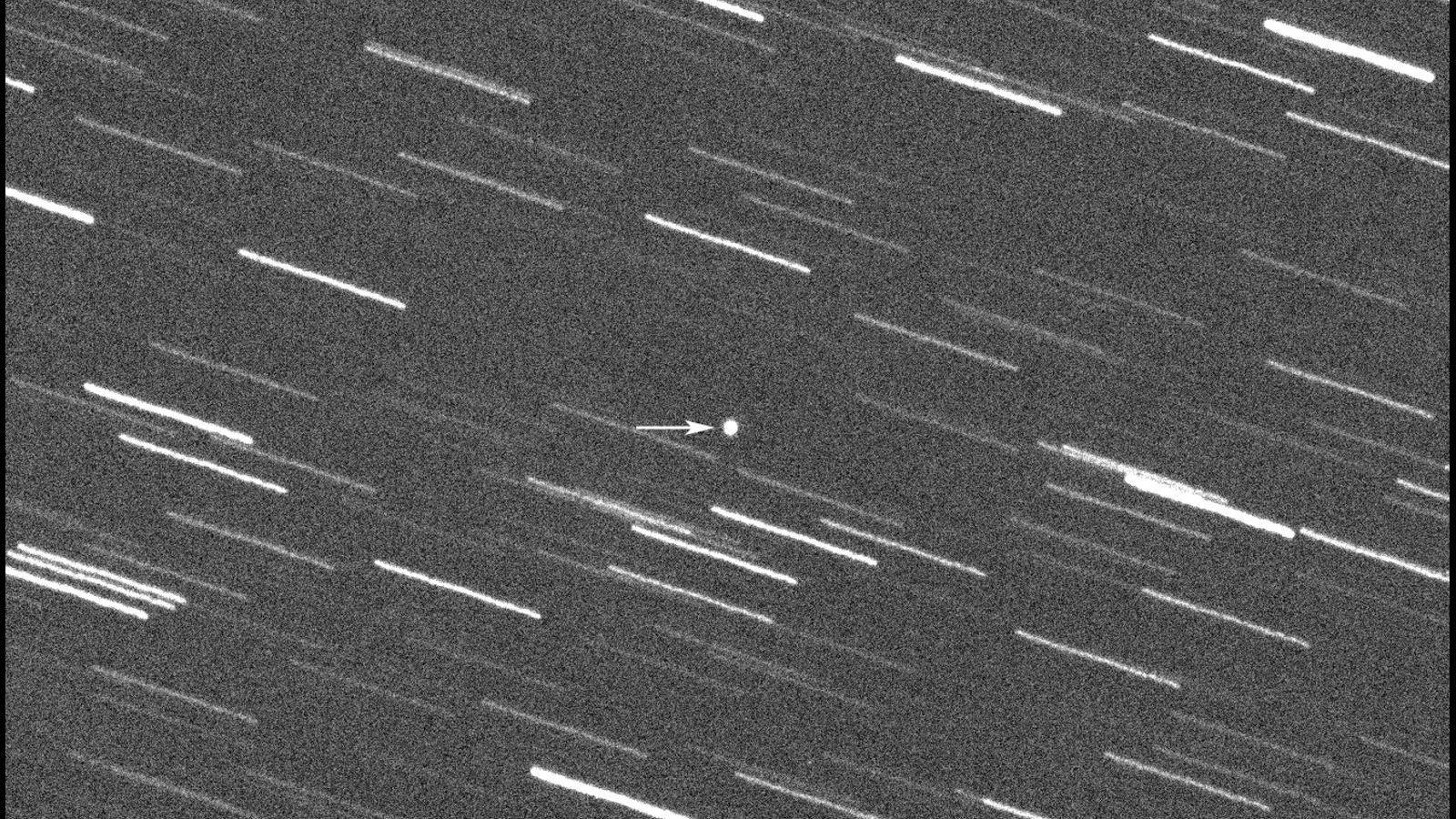 Gambar hitam putih asteroid melewati bintang