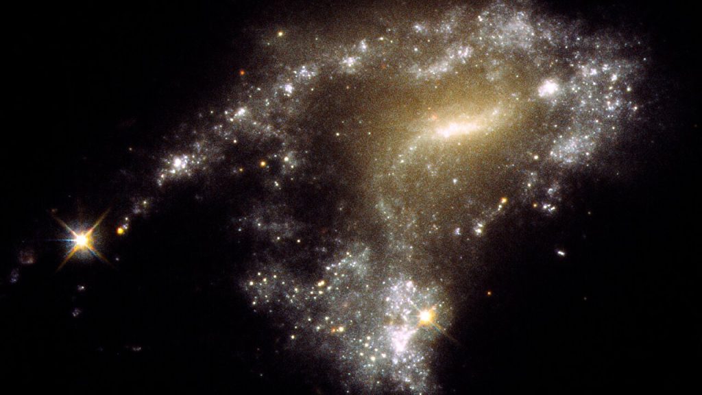 Hubble menemukan gugus bintang langit, sebuah "untaian mutiara" dalam tabrakan galaksi